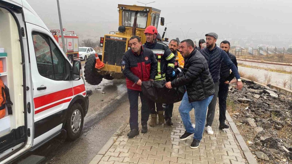 Elazığ'da otomobil, greyderin altına girdi: 1 ölü