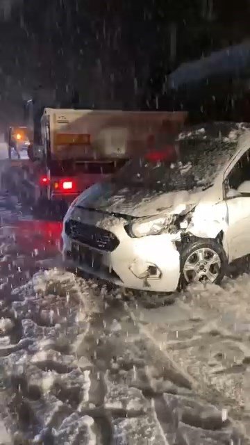 Kar, kazayı beraberinde getirdi:  Elazığ- Malatya yolu trafiğe kapandı