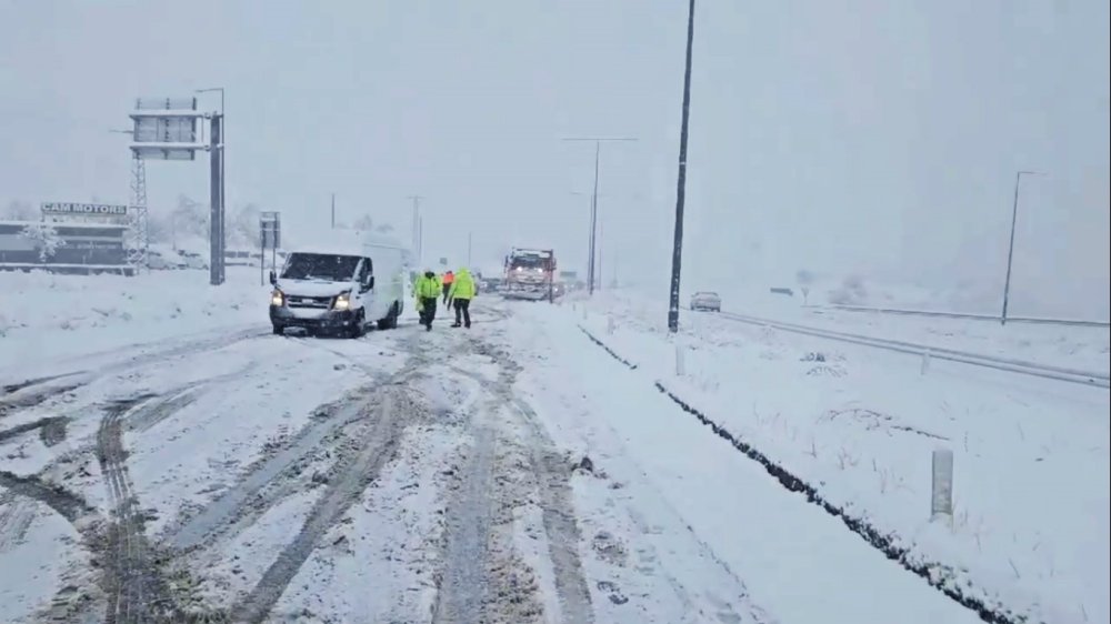 Bitlis'te kar trafiği aksattı, küçük çaplı kazalar meydana geldi