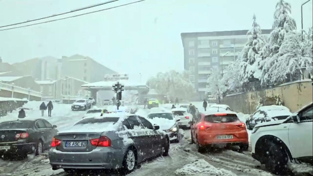 Bitlis'te kar trafiği aksattı, küçük çaplı kazalar meydana geldi