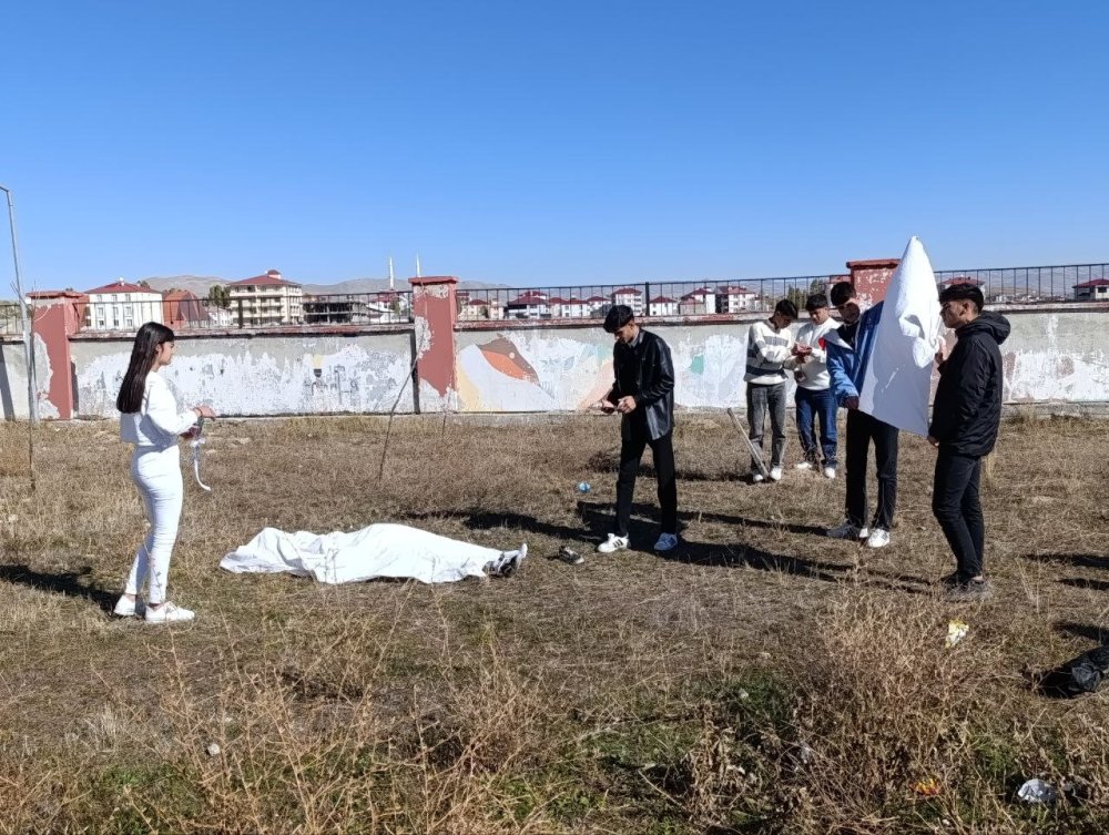 Çaldıran'da lise öğrencileri ‘Kadına Şiddete Dur’ demek için kamera karşısına geçti