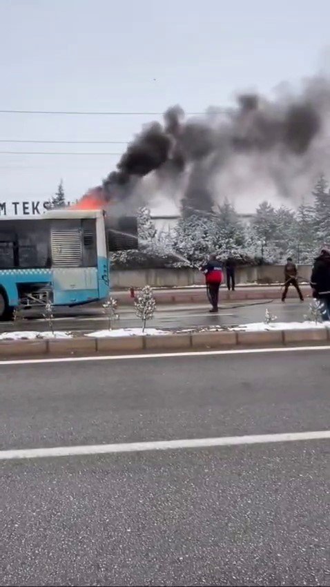 Elazığ’da belediye otobüsünün alev aldığı anlar kamerada