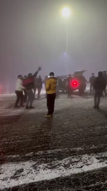 Elazığ’da karın yağışını ‘halayla’ kutladılar