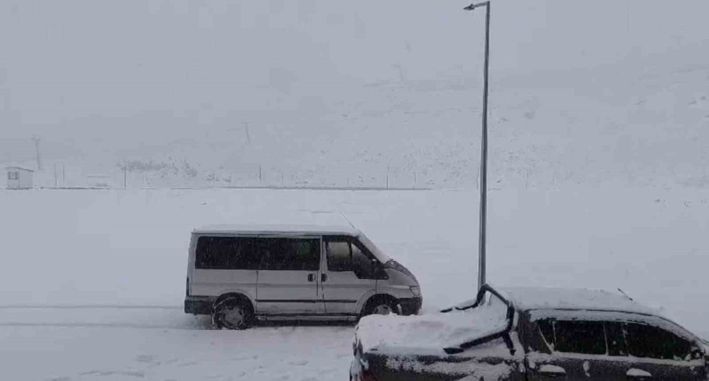 Hakkari’deki kayak merkezinde kar kalınlığı 30 santimetreye ulaştı