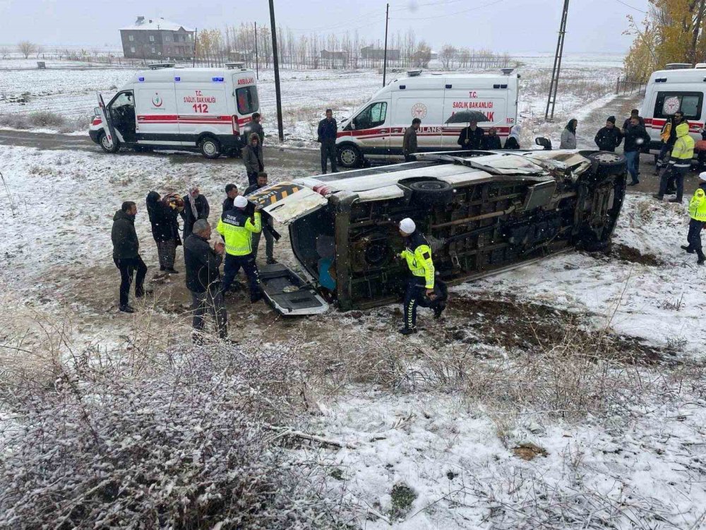 Muş’ta minibüs devrildi: Sürücü ile 15 öğretmen yaralandı