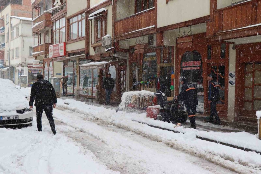 Oltu’ya mevsimin ilk karı yağdı