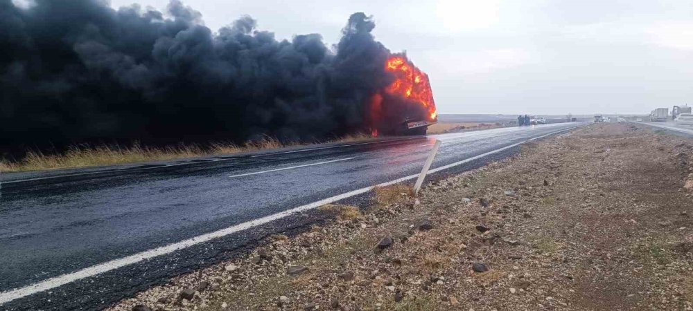 Siverek’te seyir halindeki tır alev aldı