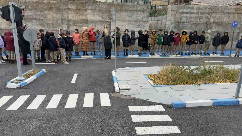 Hakkari’de öğrencilere trafik eğitimi verildi