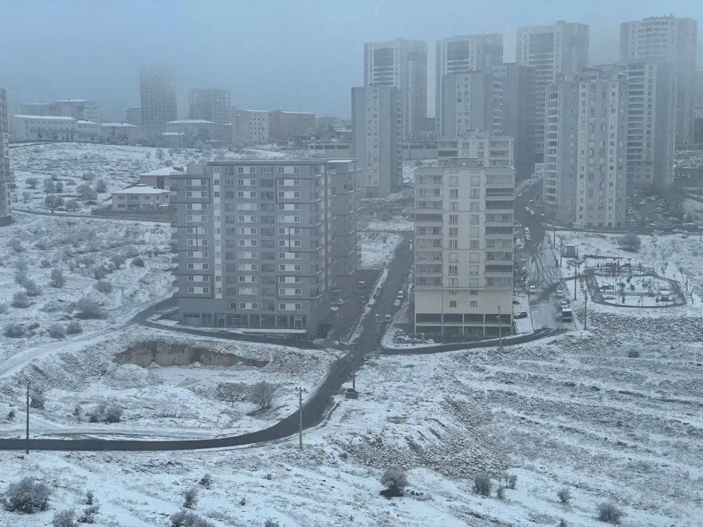 Mardin'de mevsimin ilk kar yağışı başladı