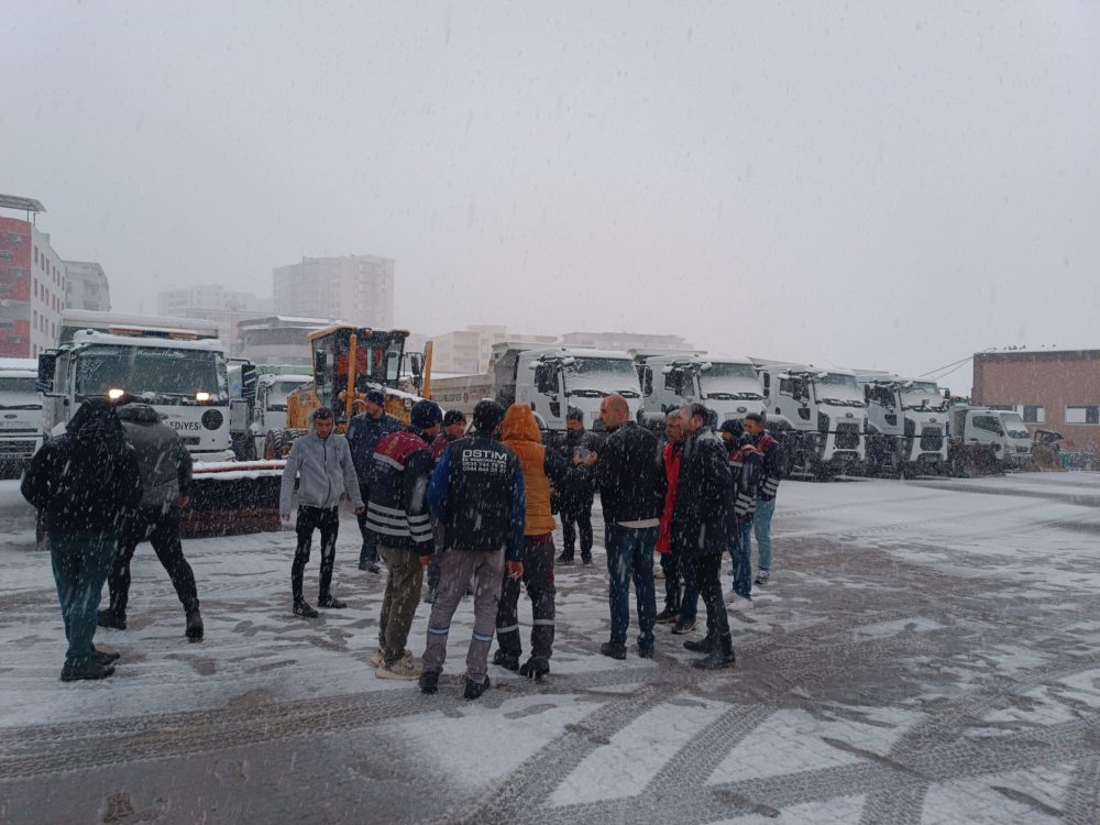 Mardin'de mevsimin ilk kar yağışı başladı