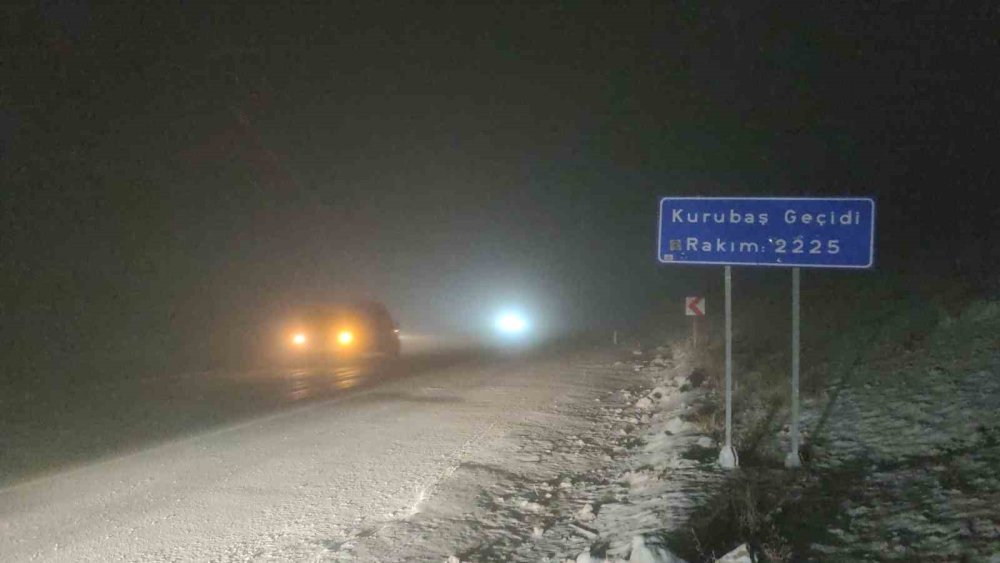 Van'daki Karabet Geçidi kar ve tipi nedeniyle trafiğe kapatıldı