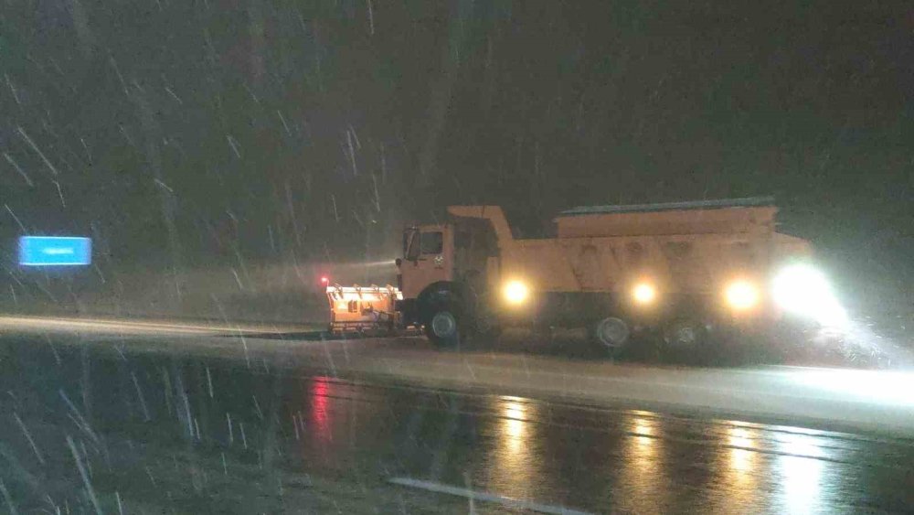 Van'daki Karabet Geçidi kar ve tipi nedeniyle trafiğe kapatıldı