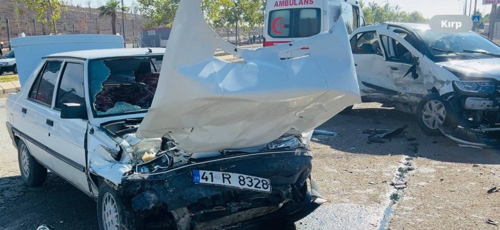 Urfa’da iki otomobil çarpıştı: 2 yaralı