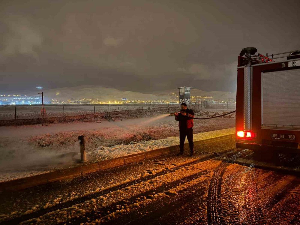 Van’da aydınlatma direğinde çıkan yangın korkuttu