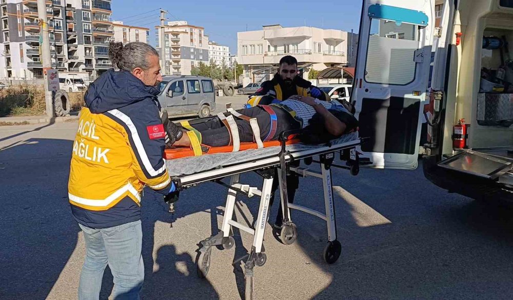 Adıyaman’da kamyon ile motosiklet çarpıştı: 1’i ağır 2 kişi yaralandı