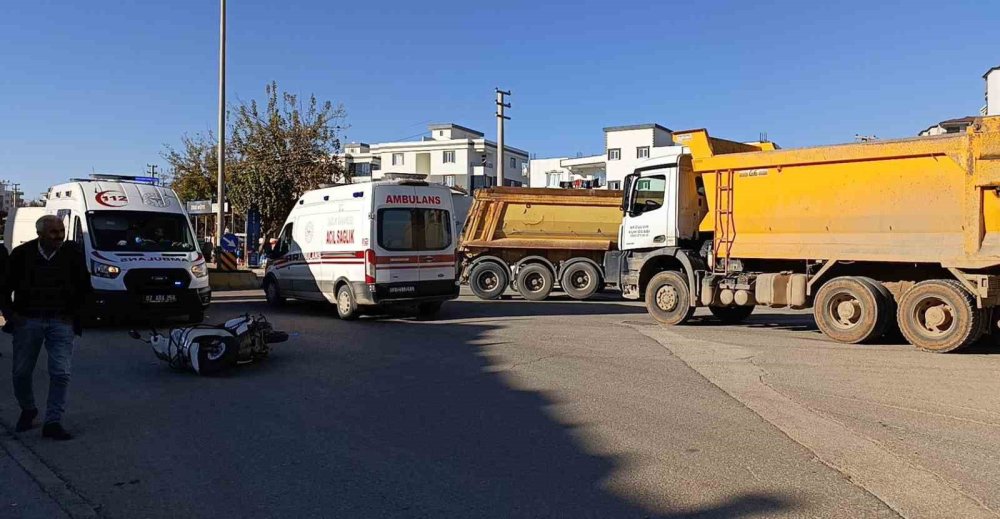 Adıyaman’da kamyon ile motosiklet çarpıştı: 1’i ağır 2 kişi yaralandı