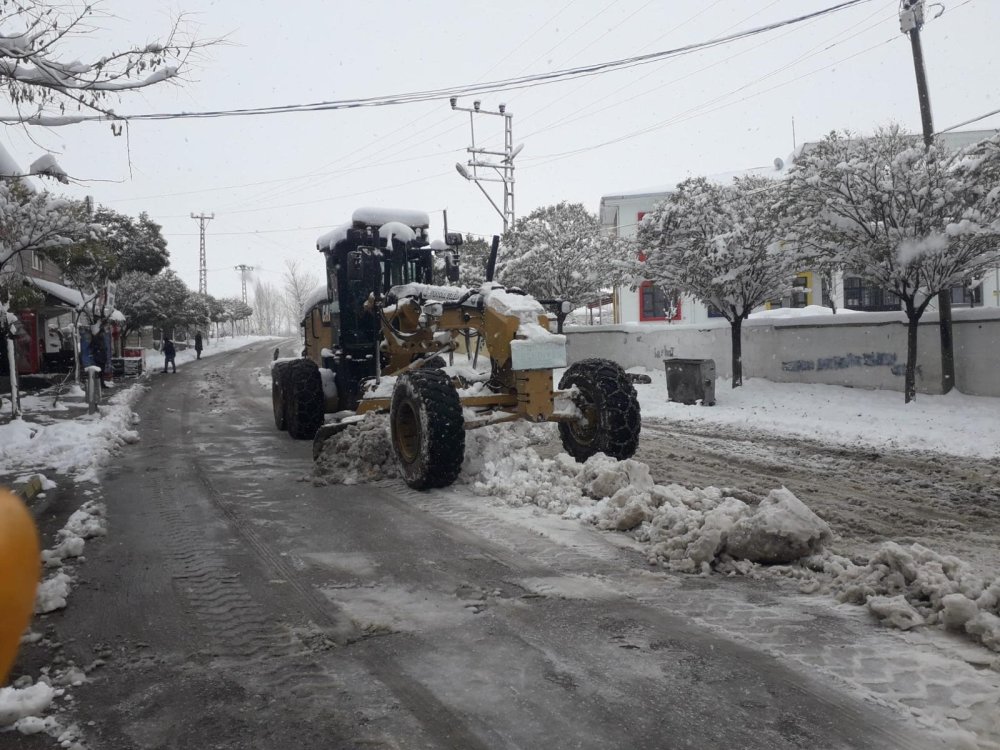 Van'da kar yağışından kapanan 134 yerleşim yerinin yolu açıldı