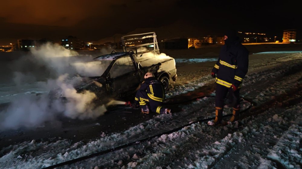 Van'da sürekli arıza yapan kamyonetini yaktı