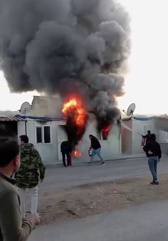 Adıyaman'da konteyner cayır cayır yandı