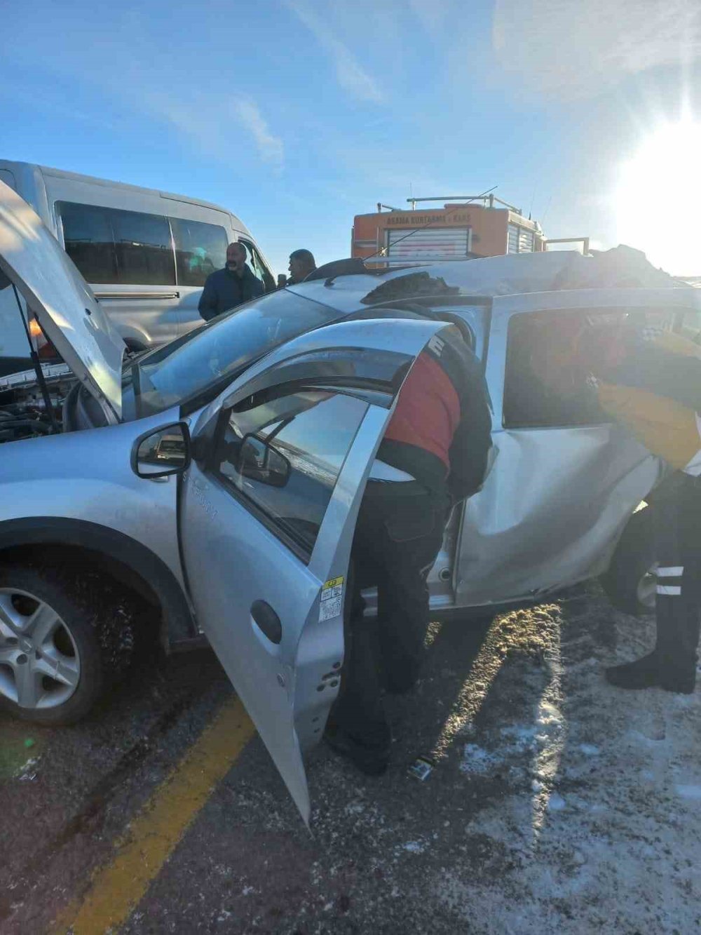 Kars’ta öğretmenleri taşıyan minibüs ile otomobil çarpıştı: 8 yaralı