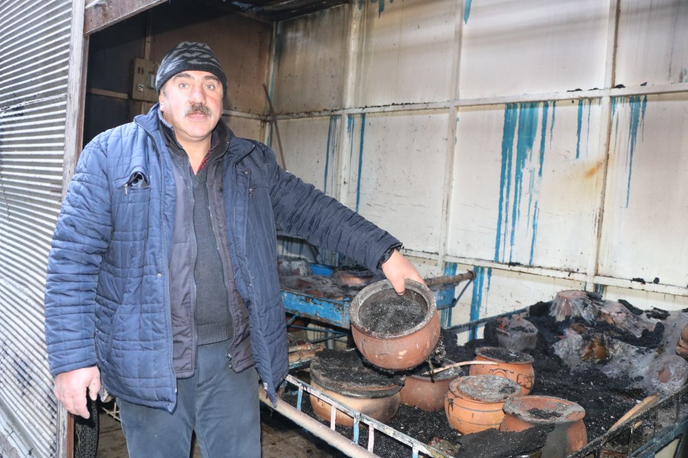 Mısır Çarşısı’ndaki yangında 60 iş yeri zarar gördü