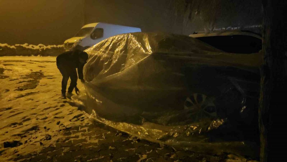 Soğukların başladığı Bitlis’te araçlar naylon brandalarla sarıldı