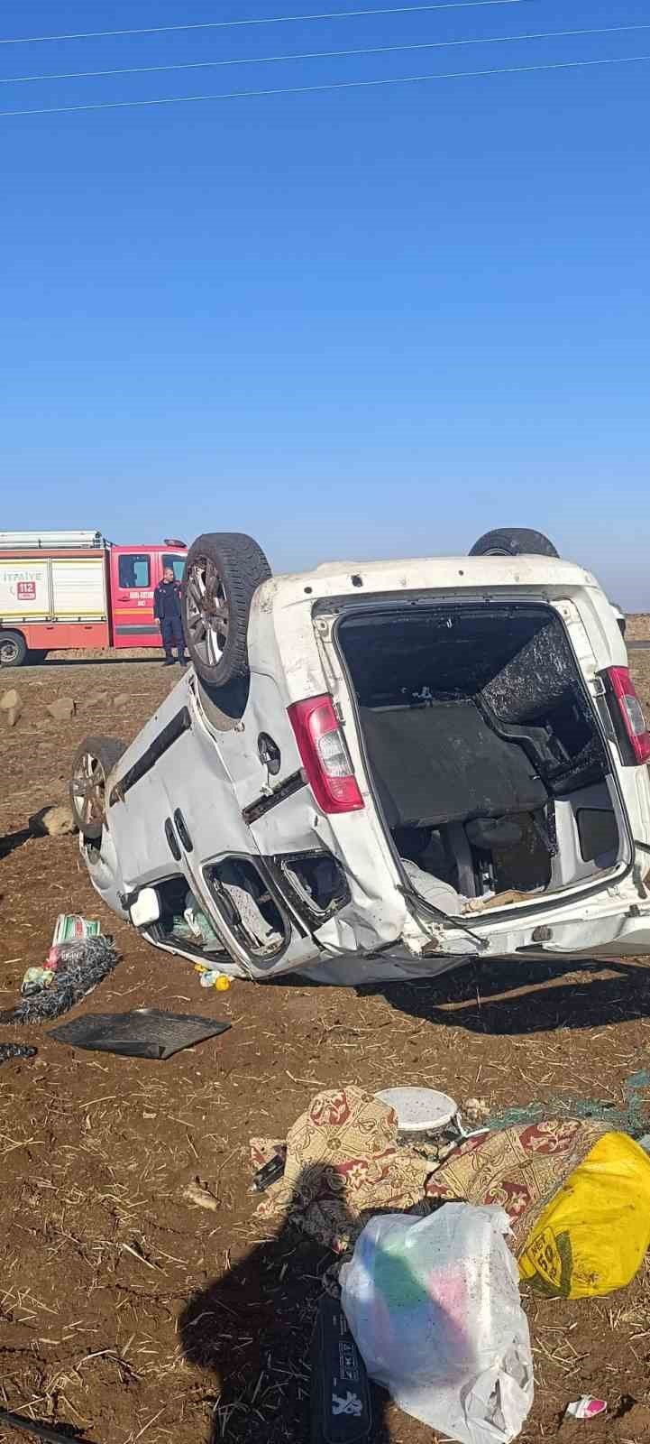 Diyarbakır’da hafif ticari araç takla attı: 4 yaralı