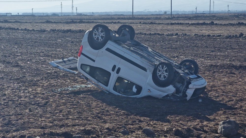 Diyarbakır'da kontrolden çıkan araç tarlaya uçtu; 4 yaralı