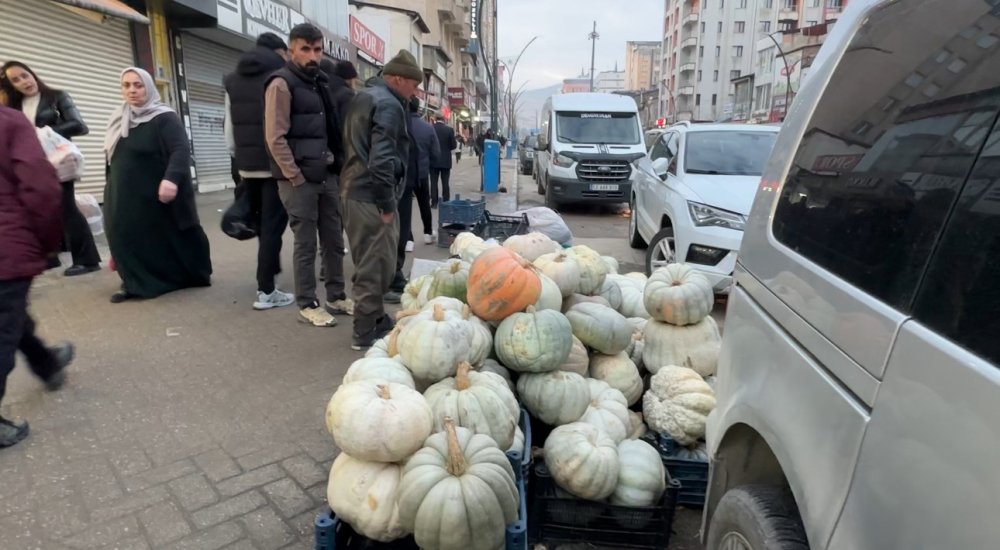 Yüksekova’da kışın vazgeçilmezi bal kabağı tezgahlardaki yerini aldı