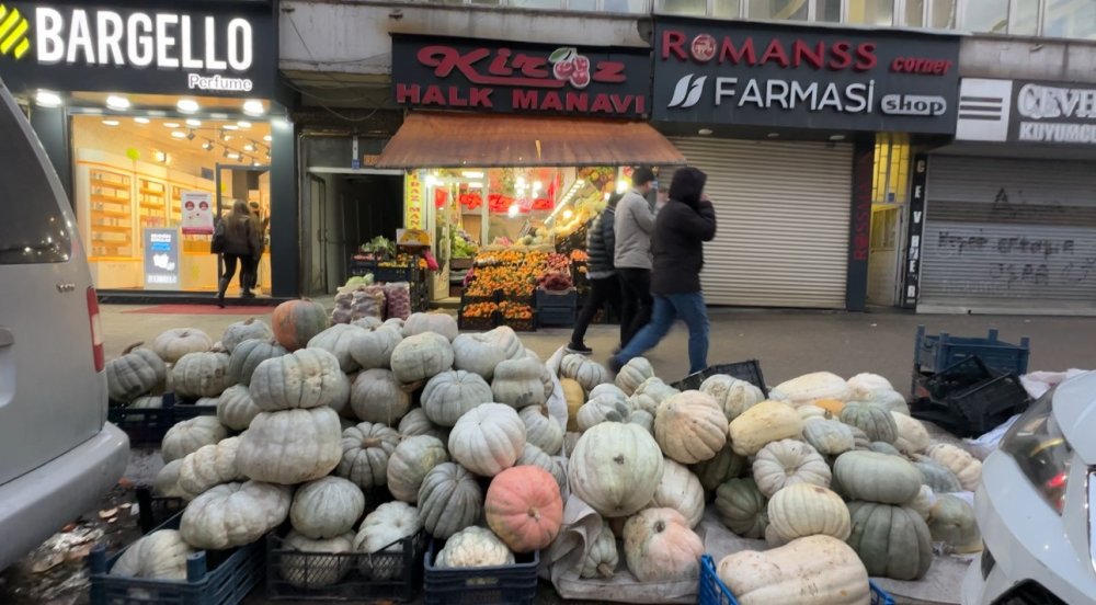 Yüksekova’da kışın vazgeçilmezi bal kabağı tezgahlardaki yerini aldı