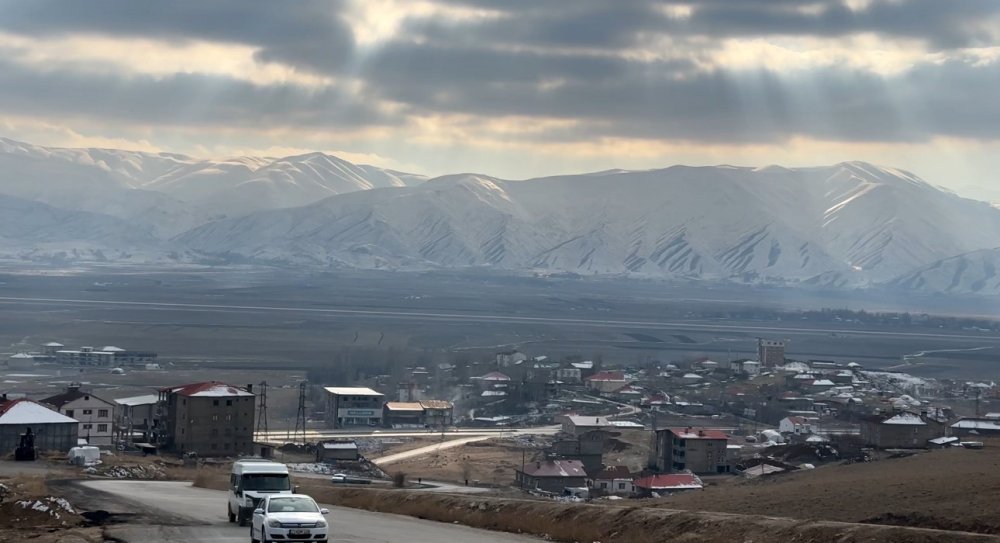 Yüksekova'nın çevresindeki dağlar karla kaplandı