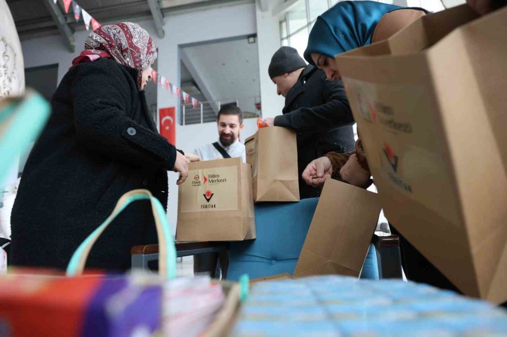 Elazığ'da köy okulu çocuklarına bilimsel etkinliklerle moral oldular