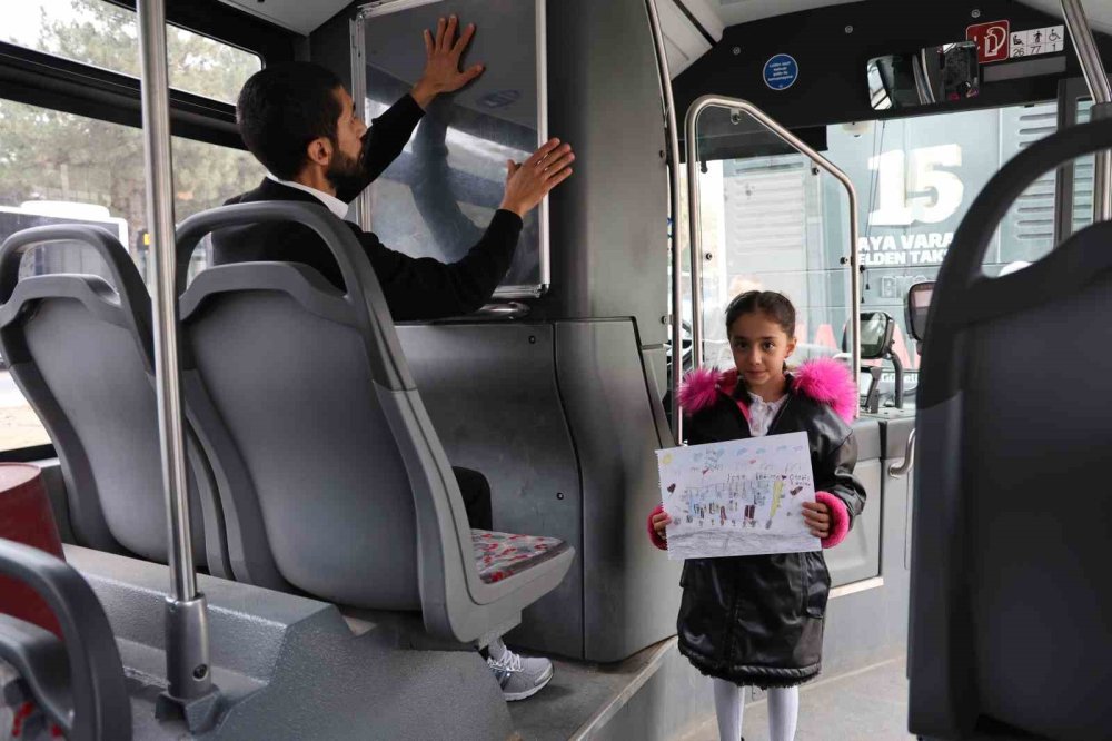 Elazığ'da otobüse asılan resim hem babayı hem yolcuları duygulandırdı