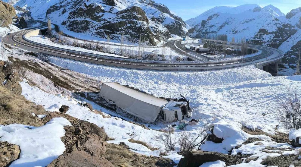 Oltu yol ayrımında trafik kazası: TIR şarampole yuvarlandı