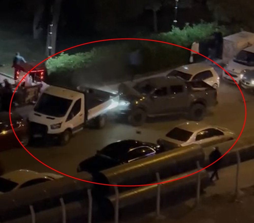 Kamyonetini insanların üzerine sürüp park halindeki araçlara çarpan sürücüyü linçten polis kurtardı