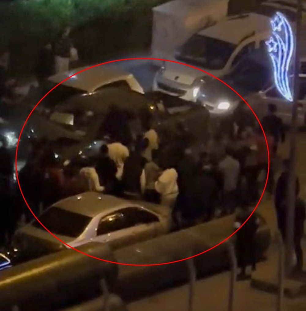 Kamyonetini insanların üzerine sürüp park halindeki araçlara çarpan sürücüyü linçten polis kurtardı