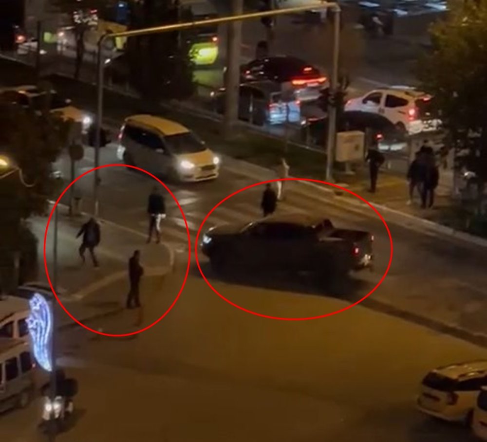 Kamyonetini insanların üzerine sürüp park halindeki araçlara çarpan sürücüyü linçten polis kurtardı