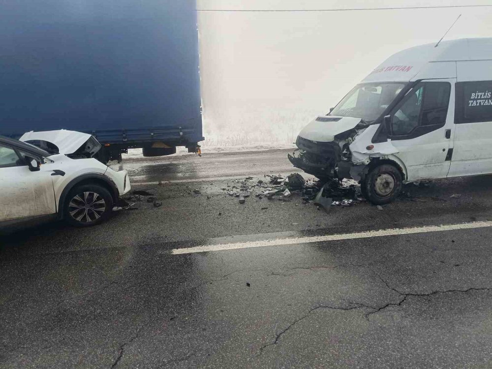 Bitlis’te zincirleme trafik kazası: 31 yaralı