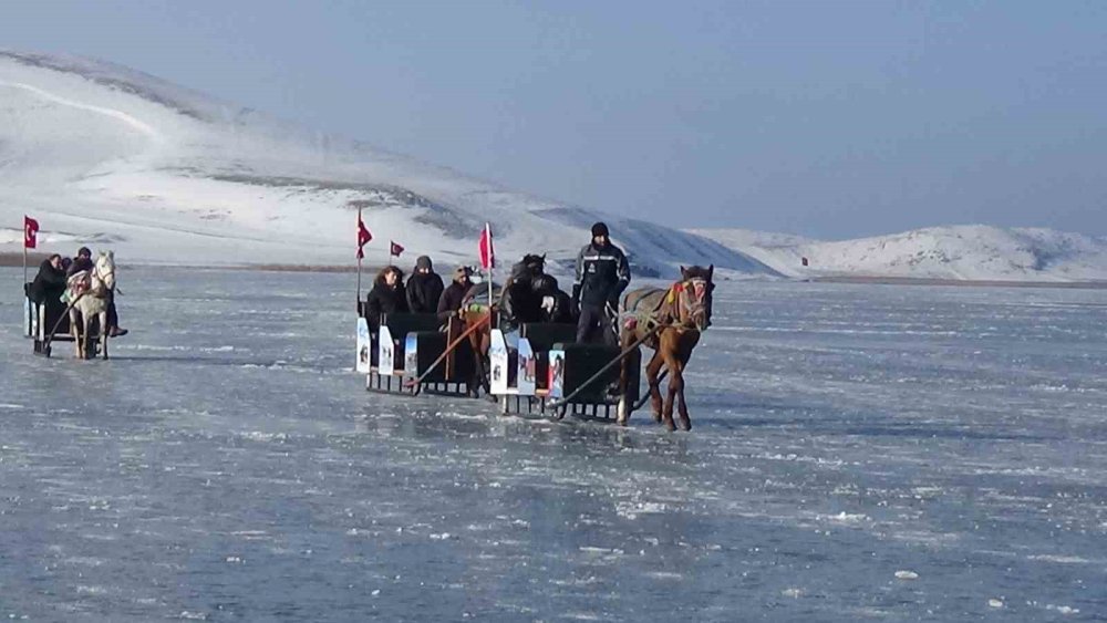 Çıldır Gölü’nde atlı kızak keyfi