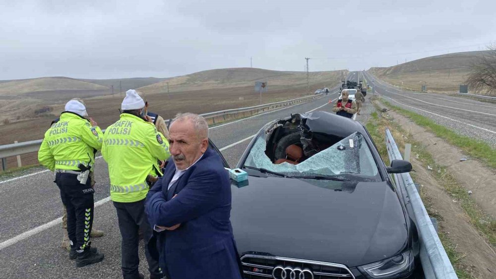 Diyarbakır’da tırdan fırlayan tekerin seyir halindeki otomobilin tavanına düşmesiyle 1 kişi öldü