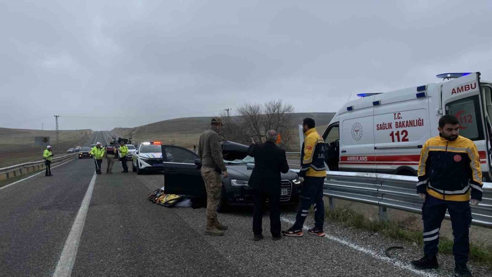 Diyarbakır’da tırdan fırlayan tekerin seyir halindeki otomobilin tavanına düşmesiyle 1 kişi öldü