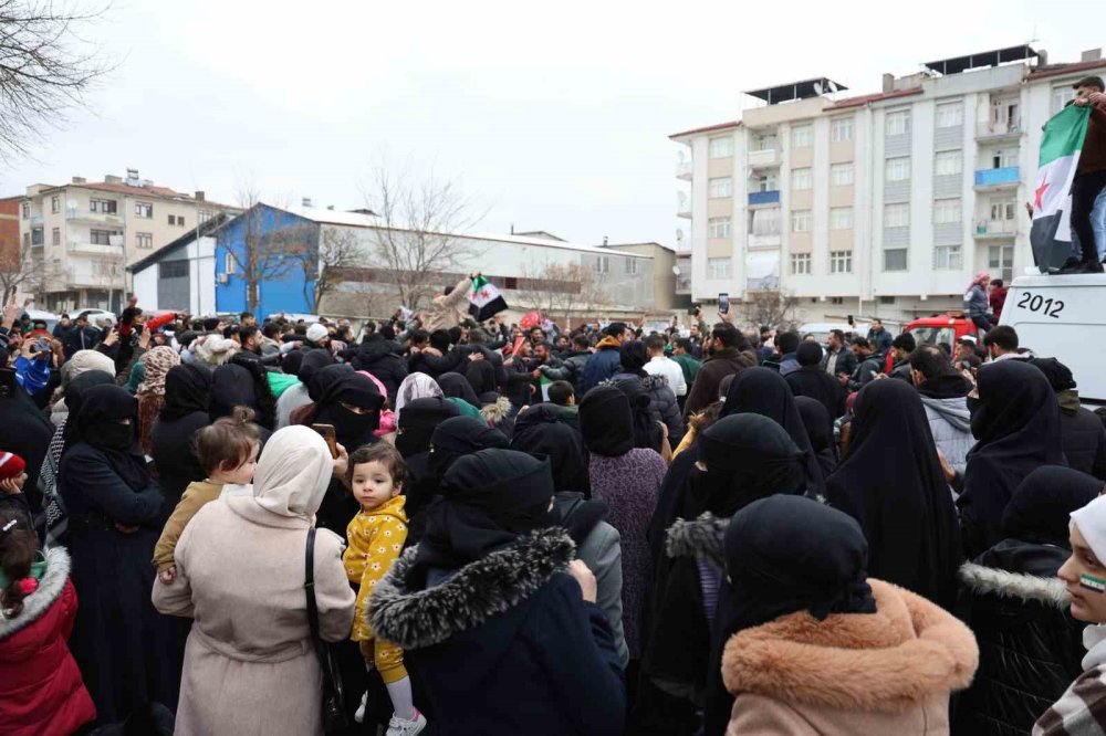 Elazığ’daki Suriyeliler Esed’in gidişini coşkuyla kutladı