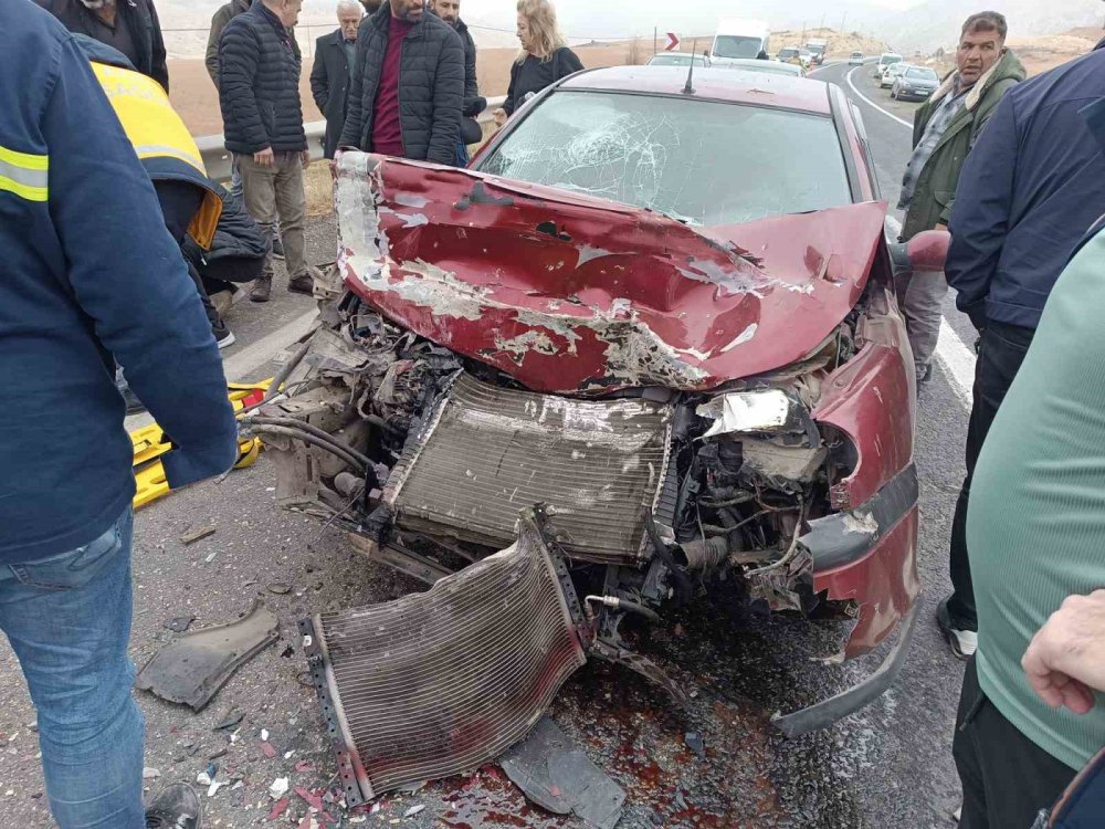 Mardin’de otomobil traktöre arkadan çarptı: 3 kişi yaralandı