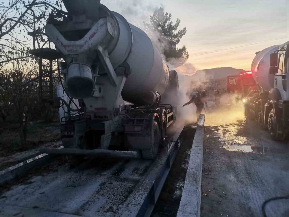 Seyir halindeki beton mikseri alev alev yandı