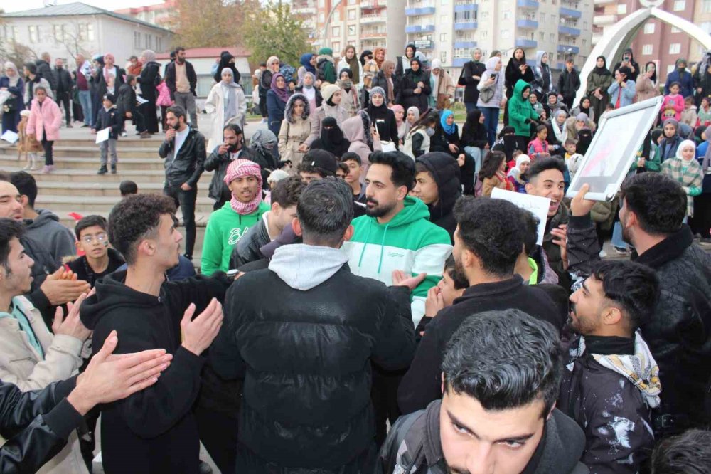 Siirt’teki Suriyeliler, Esed rejiminin çöküşünü kutladı