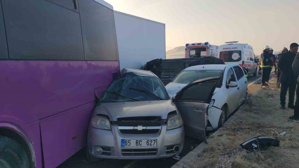 Van’da zincirleme trafik kazası: çok sayıda yaralılar var