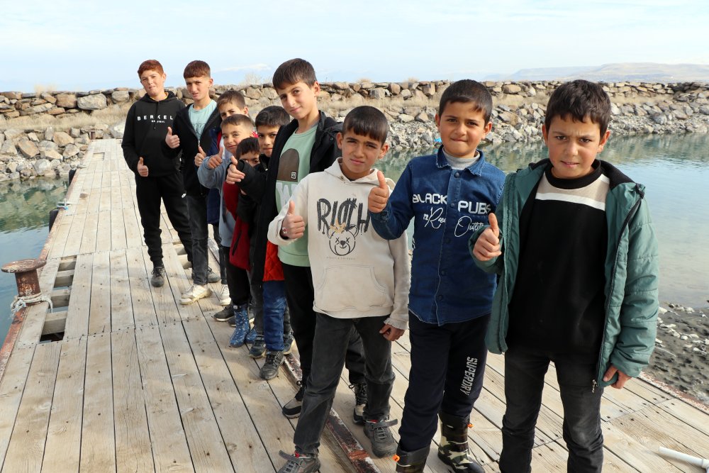 Yazın girdikleri Van Gölü'nde sararan saçları kışın eski haline döndü