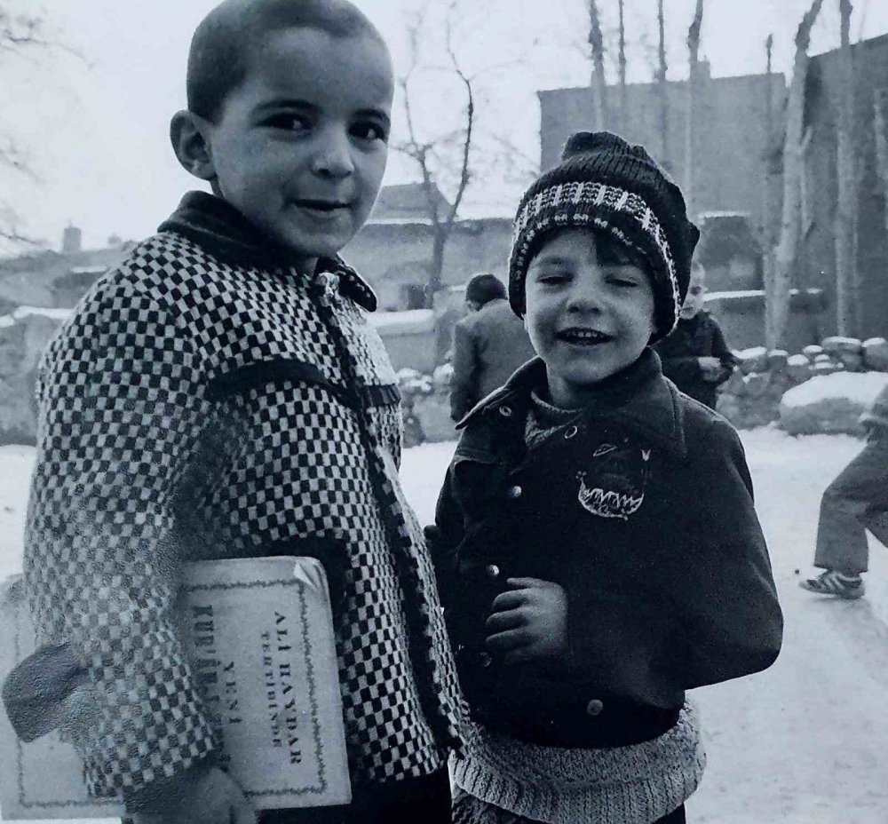 44 sene önce Erzurum’da fotoğrafladığı çocuğa ulaştı