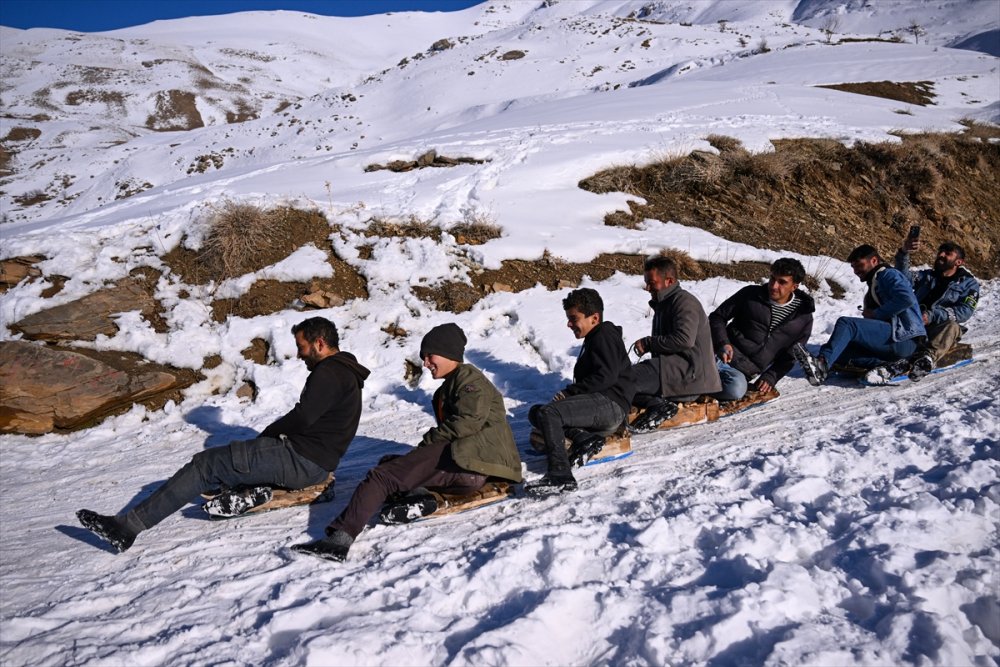 Bahçesaray: Gençler kızaklarıyla yayla yolunu kayak pistine dönüştürdü