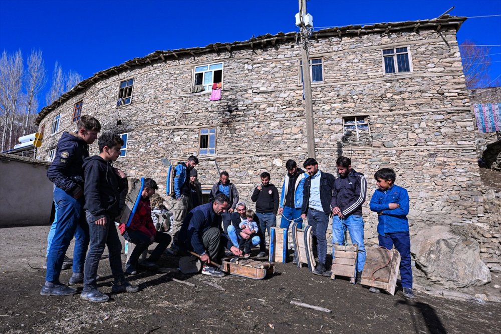 Bahçesaray: Gençler kızaklarıyla yayla yolunu kayak pistine dönüştürdü